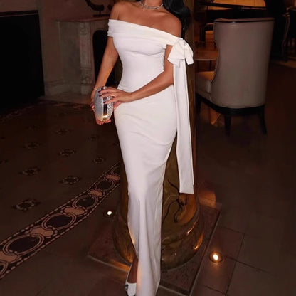 Robe maxi élégante off-shoulder pour femmes avec une coupe sculptante et un ourlet flottant Chic und Stil