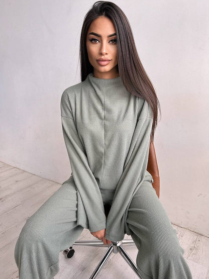 Women's casual jumpsuit in soft ribbed fabric. Chic and stylish.