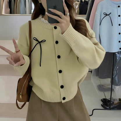 Dames confortable cardigan avec des boutons décoratifs et des accents de nœuds Chic und Stil