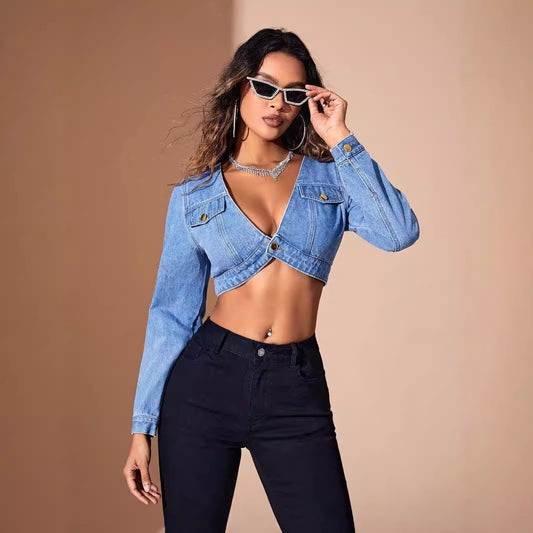 Veste en jean courte pour femmes avec détails de boutons et coupe cintrée Chic und Stil