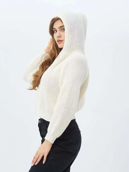 Sweat à capuche court pour femmes en matériau en tricot côtelé doux avec des cordons pratiques Chic & Stil