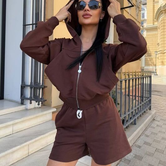 Ensemble de veste à capuche tendance pour femmes et shorts Chic und Stil