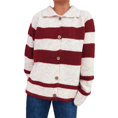 Dames gilet confortable en tricot avec des os en bois décoratifs et de larges rayures Chic und Stil