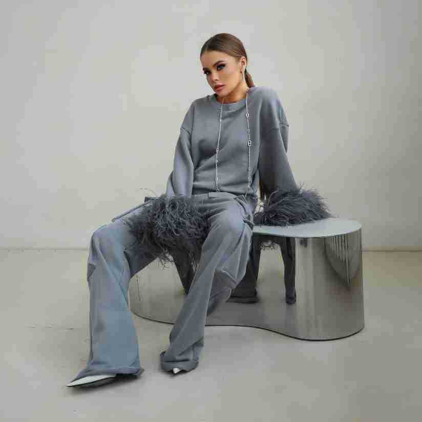 Costume de lounge féminin à la mode avec des détails en plumes Chic und Stil