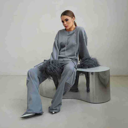 Costume de lounge féminin à la mode avec des détails en plumes Chic und Stil
