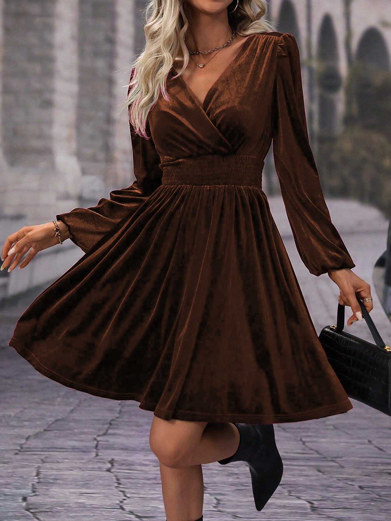 Robe patineuse pour femmes avec élégants fronces et décolleté en V Chic und Stil
