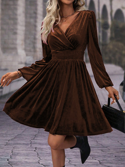 Robe patineuse pour femmes avec élégants fronces et décolleté en V Chic und Stil