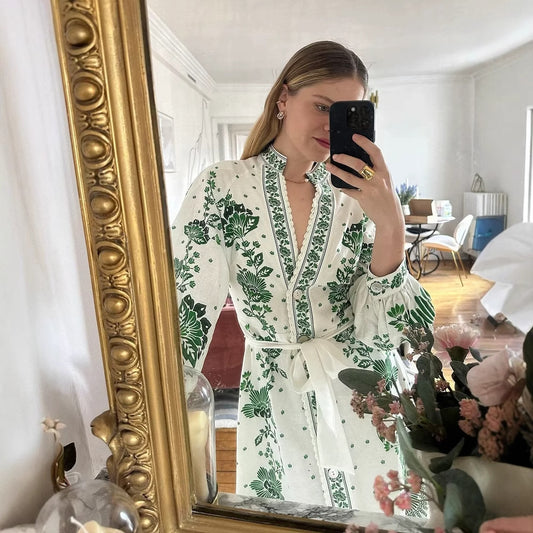 Robe maxi pour femmes avec un design floral et une fermeture élégante à boutons Chic und Stil