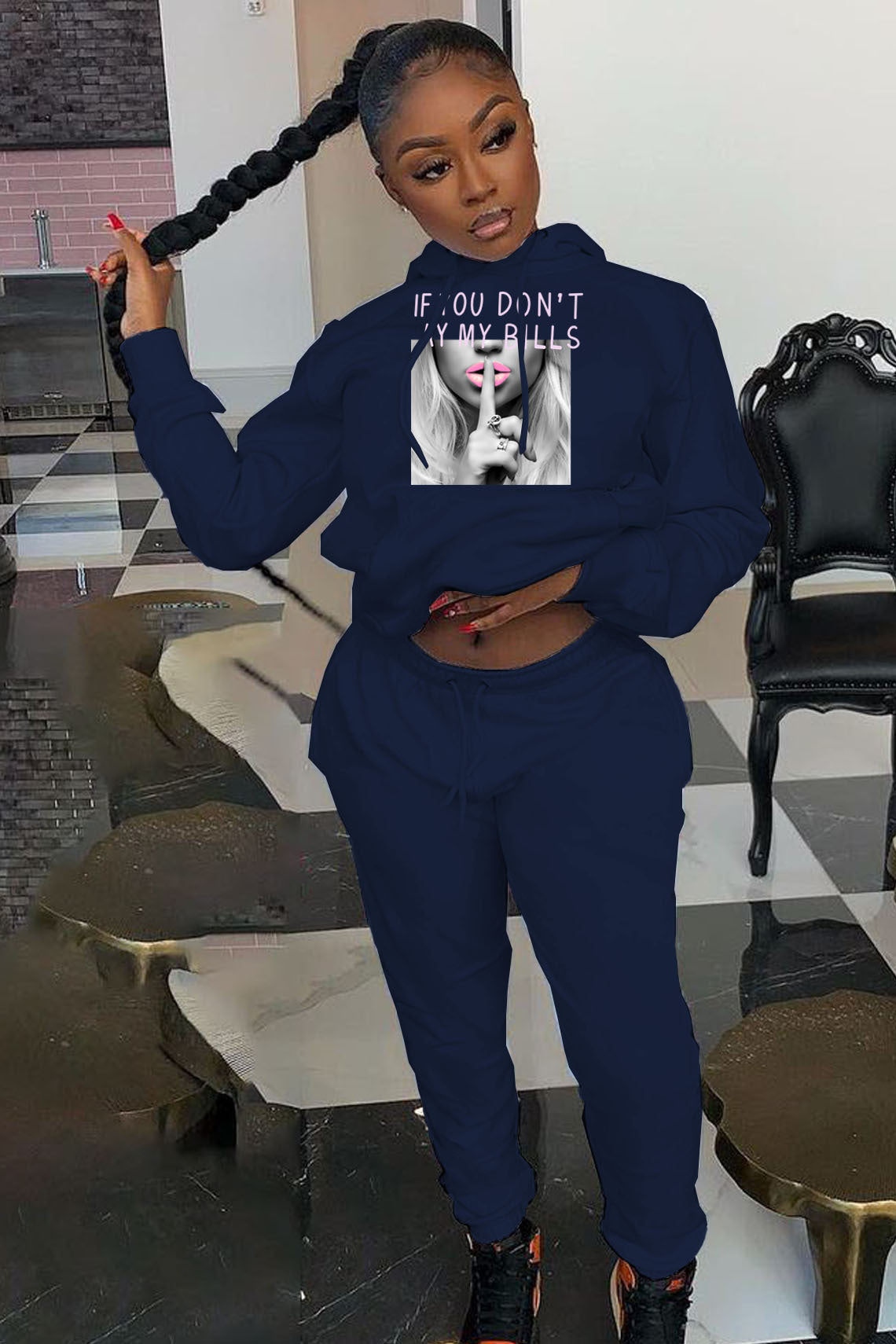 Women's hoodie and jogger pants set with a provocative print design Chic und Stil