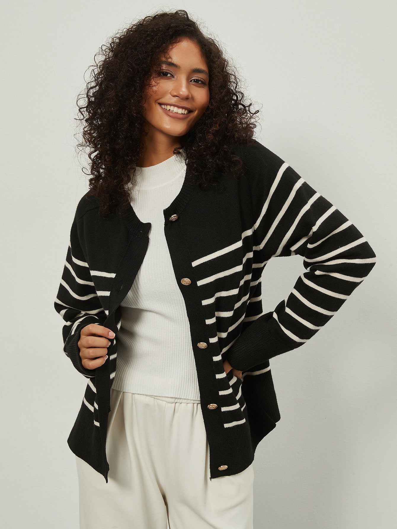 Pull femme avec motif rayé et détails de boutons élégants Chic und Stil