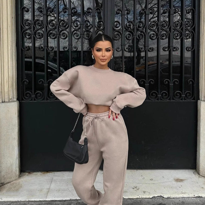 Chic and Style elegant and casual two-piece set for women with comfortable cropped sweatshirt and loose jogger pants