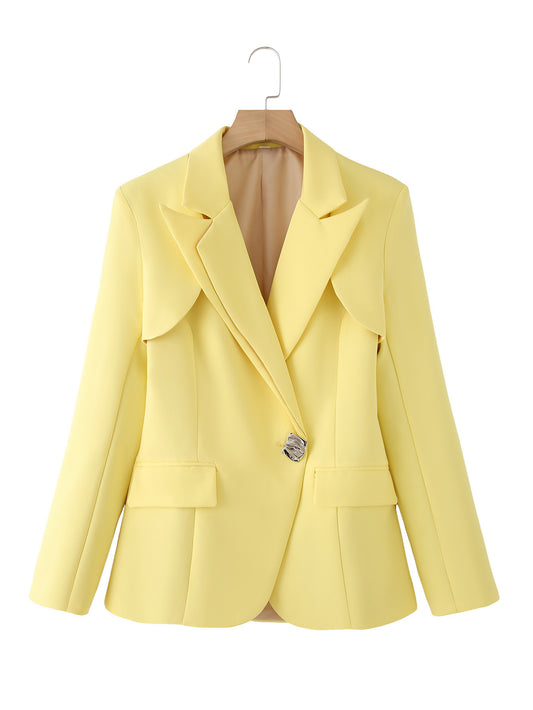 Blazer structuré pour femmes avec des manches à revers élégants et une fermeture décorative Chic und Stil