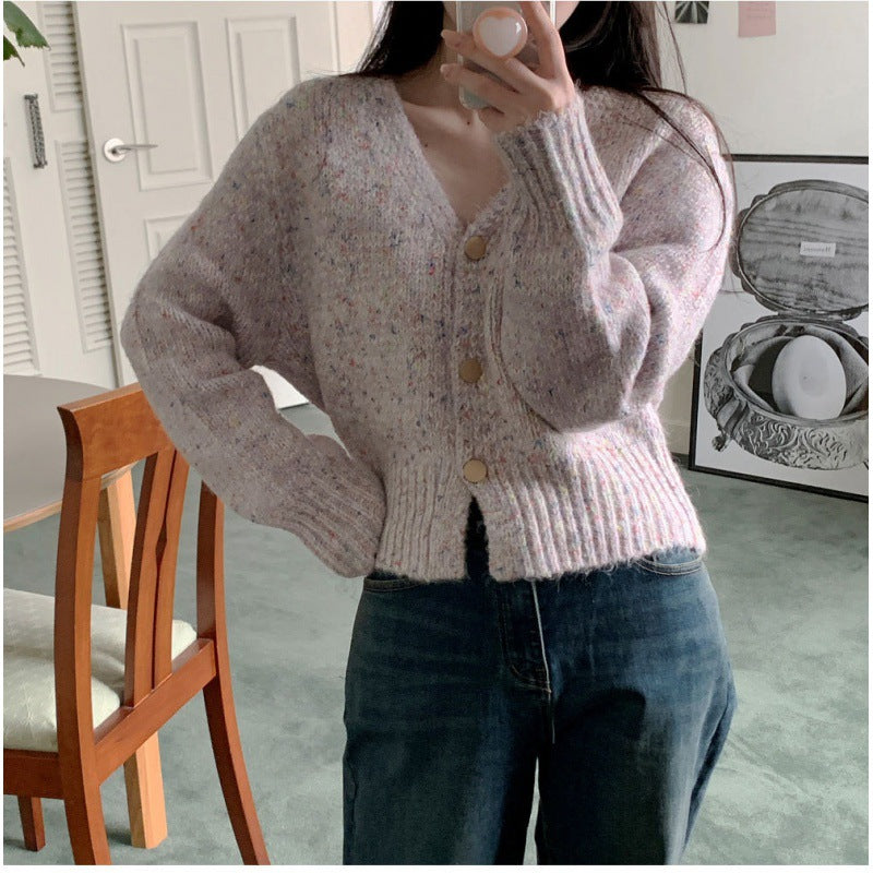 Cardigan en tricot doux pour dames avec un décolleté en V moderne et de grands détails de bouton Chic und Stil