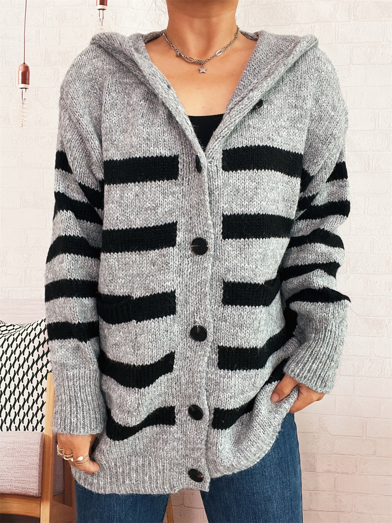 Dame oversized cardigan en tricot avec des rayures contrastantes et une capuche Chic und Stil