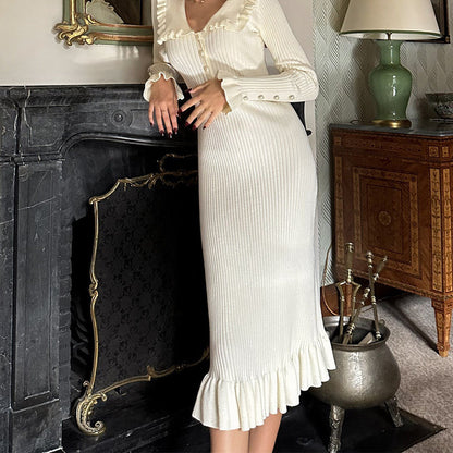 Robe en tricot raffinée pour femmes avec détails en volants et ornementation en boutons perlés Chic und Stil