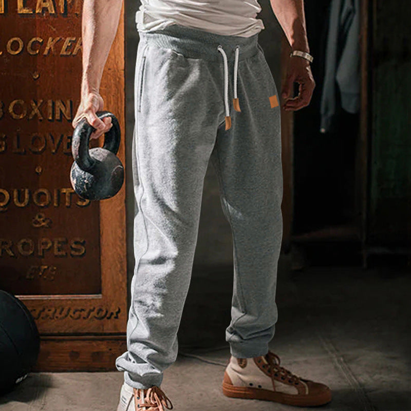 Comfortable jogger pants for men with practical drawstring and trendy details Chic und Stil