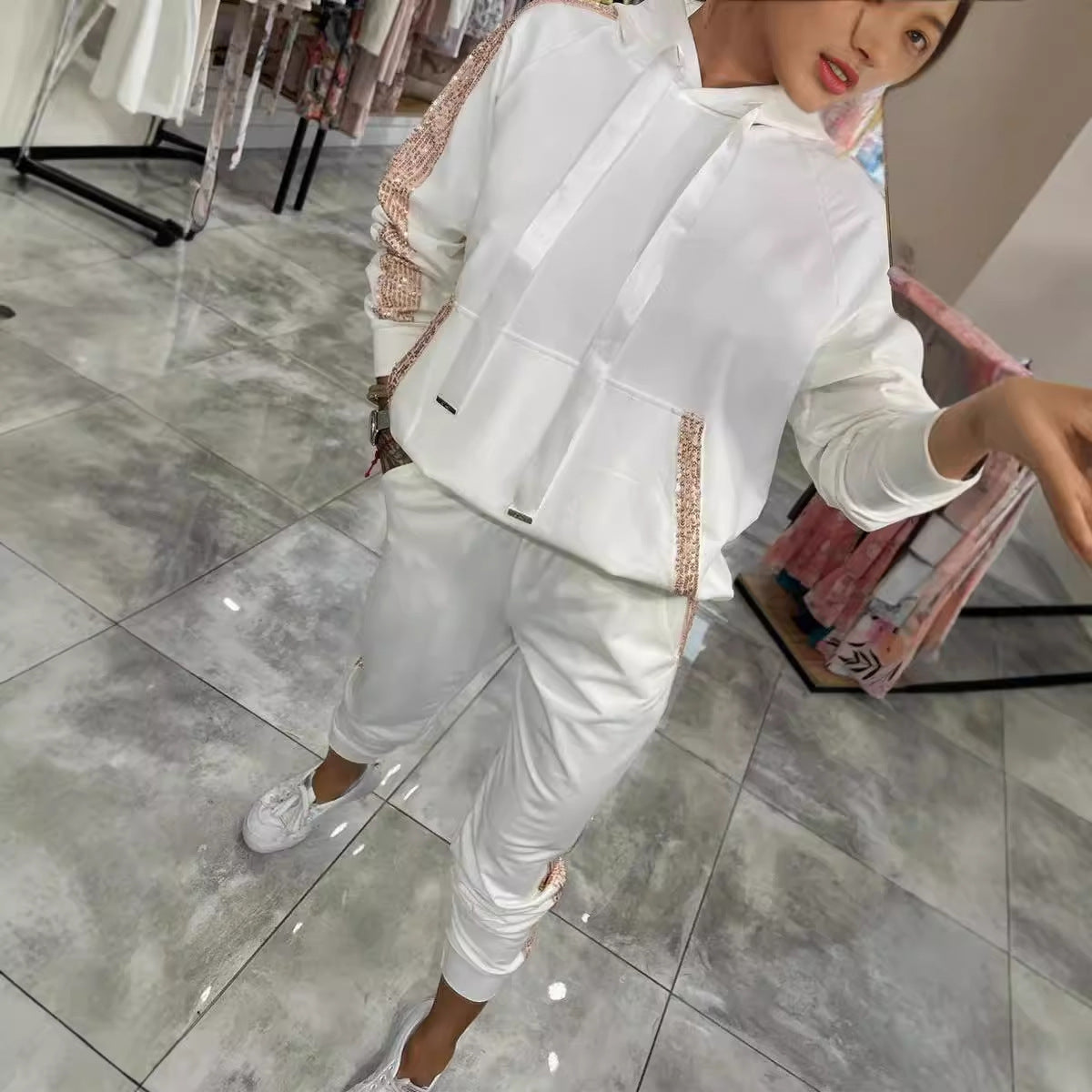 Women Casual Sport Outfit with Hoodie and Jogging Pants Chic und Stil