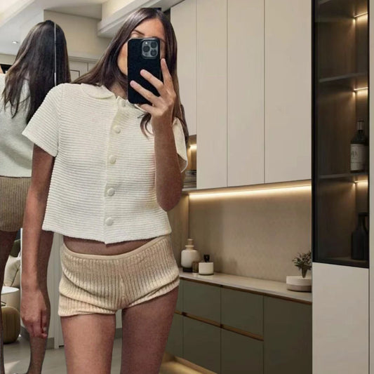 Pour femmes haut à manches courtes avec détails de boutons et ensemble de shorts assorti Chic und Stil