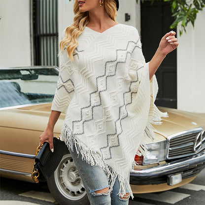 Chic and Style Elegant poncho for women with a striking textured pattern and decorative fringes