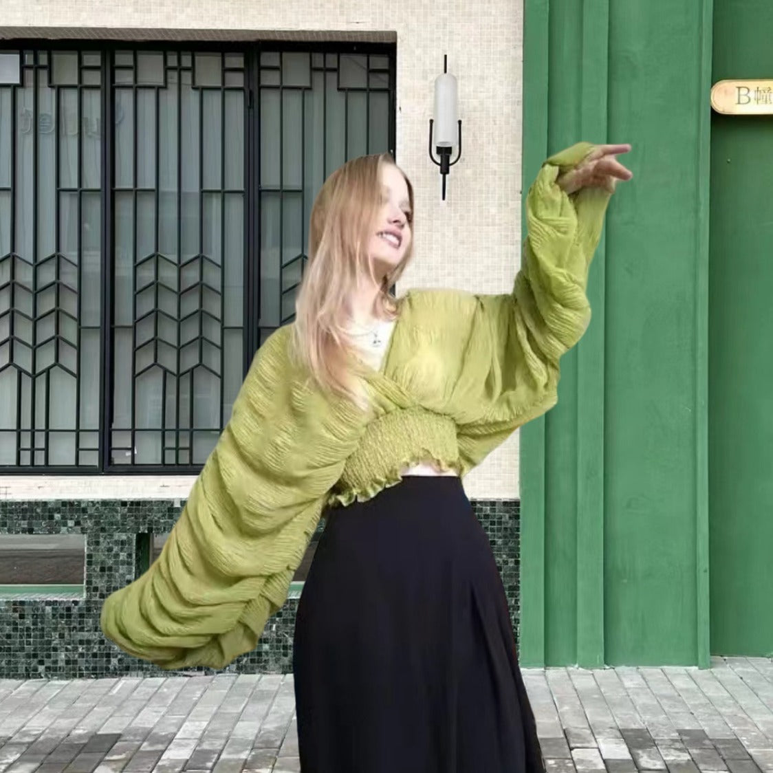Blouse drapée pour femmes avec des manches volumineuses et un design élégant Chic und Stil