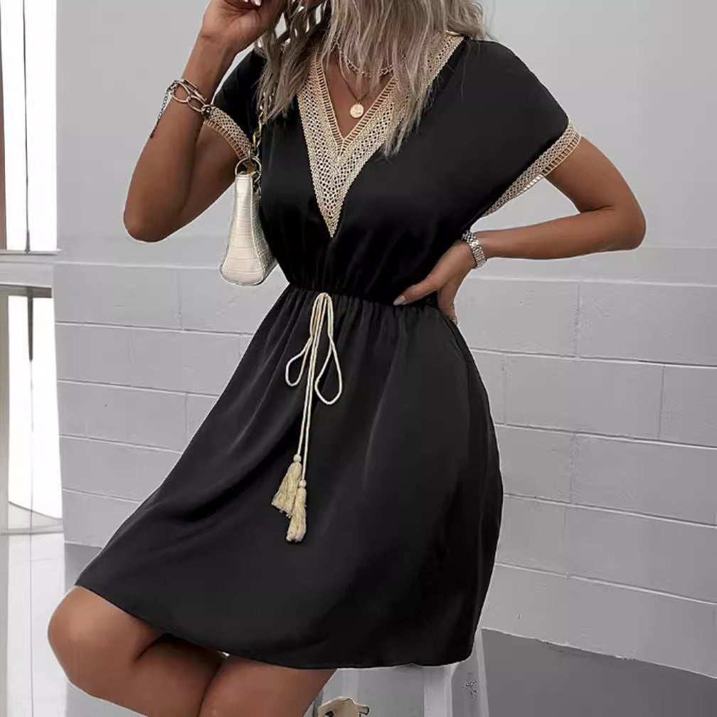 Robe de loisirs pour femmes avec décolleté en V et détails décoratifs Chic und Stil