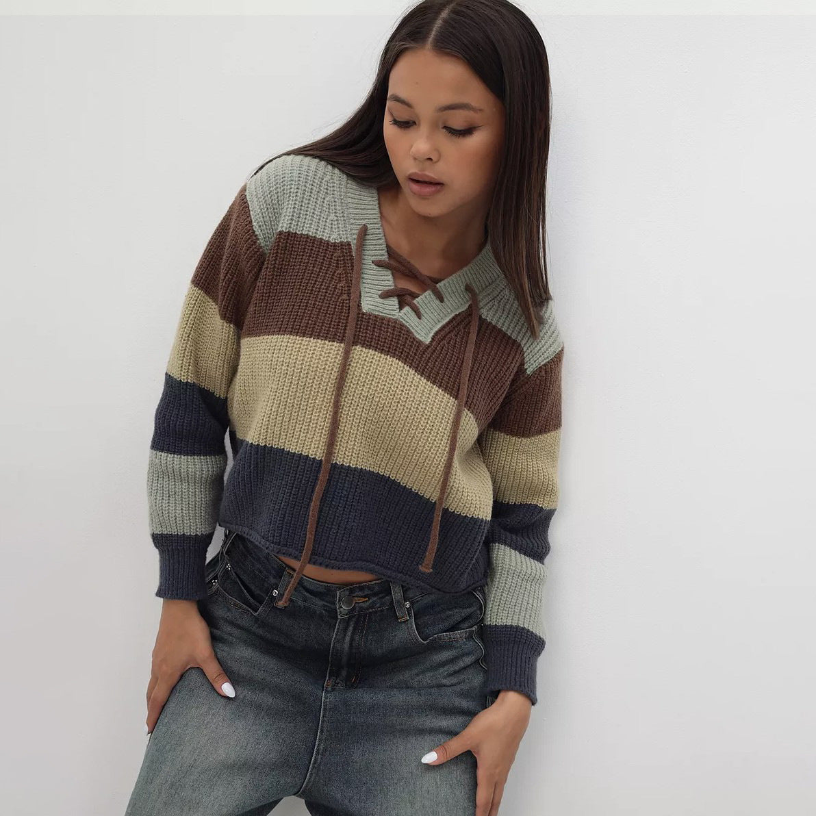 Pull en maille pour femmes avec un décolleté en V décontracté et un détail de lacet décoratif Chic und Stil