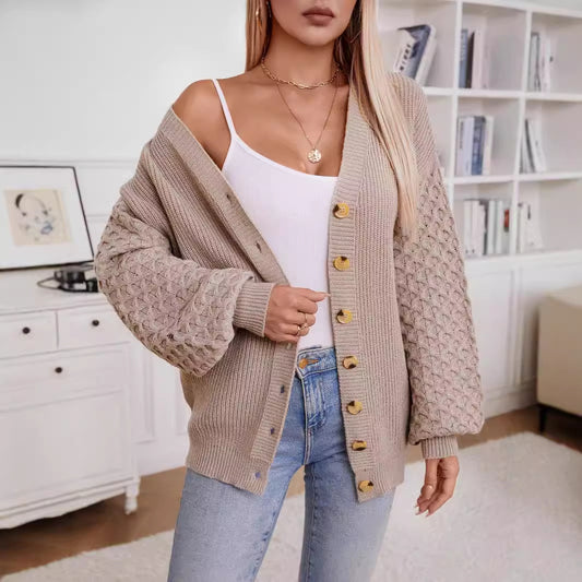 Veste en tricot pour femmes avec des manches texturées et des détails de boutons Chic und Stil
