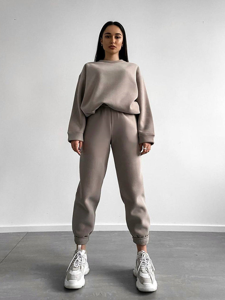 Casual set for women in oversized sweatshirt and jogger pants Chic und Stil