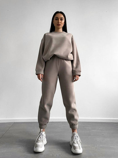 Casual set for women in oversized sweatshirt and jogger pants Chic und Stil