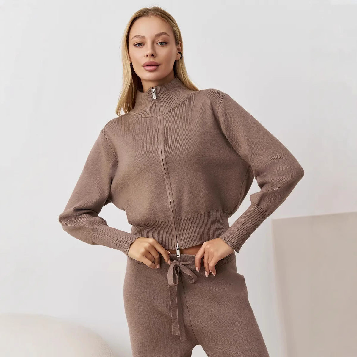 Dames combinaison tricot confortable avec col haut et détails de lacets latéraux Chic und Stil