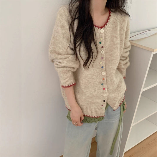 Cardigan pour femmes avec des détails de boutons colorés et un design fluide doux Chic und Stil
