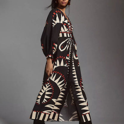 Robe maxi pour femmes avec un motif géométrique original et une élégante patte de boutonnage Chic und Stil