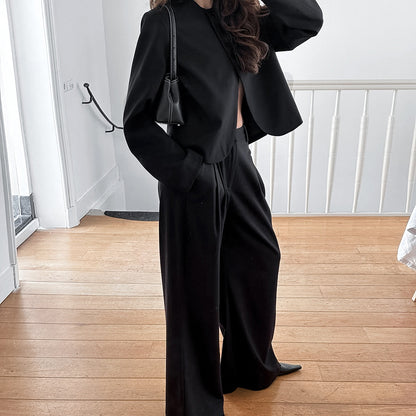 Elegant blazer-pants set for women with a loose fit and lower button closure Chic und Stil