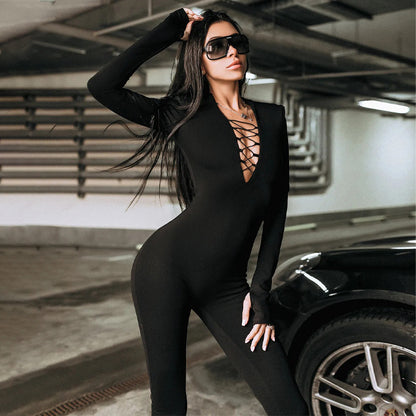Combinaison ajustée pour femmes avec décolleté en V profond et détails de lacets raffinés Chic und Stil