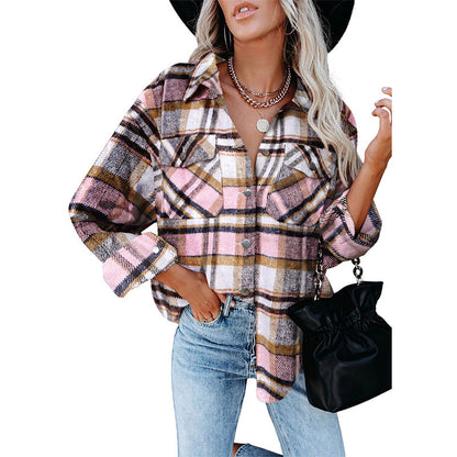 Chemise en flanelle surdimensionnée pour femmes avec motif à carreaux et détails de boutons Chic und Stil