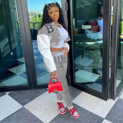 Sporty set for women consisting of a cropped jacket and jogging pants Chic und Stil