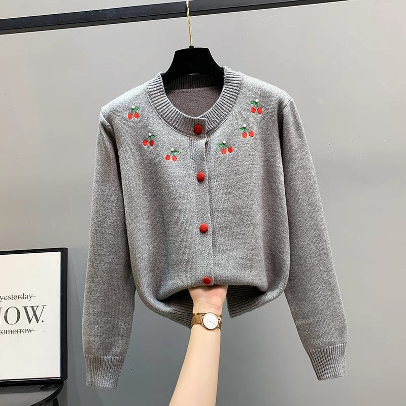 Dames cardigan ludique avec cerises brodées et boutons rouges Chic und Stil