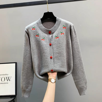 Dames cardigan ludique avec cerises brodées et boutons rouges Chic und Stil