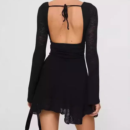 Robe mini coupée de manière ludique pour femmes avec décolleté en V et manches longues Chic und Stil