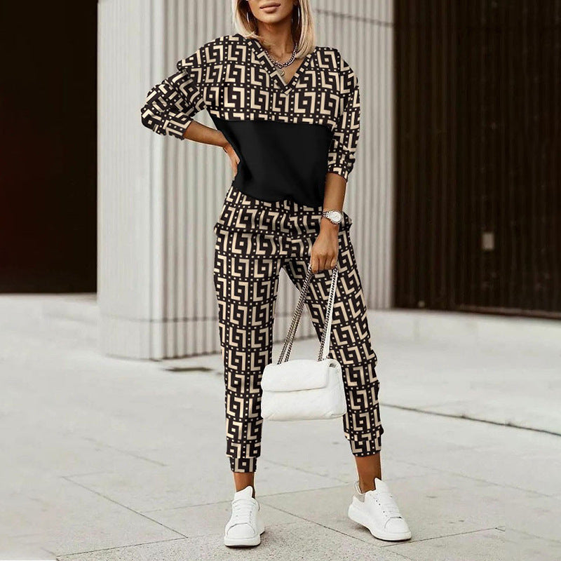 Fashionable women's set consisting of a printed top and fitted pants Chic und Stil