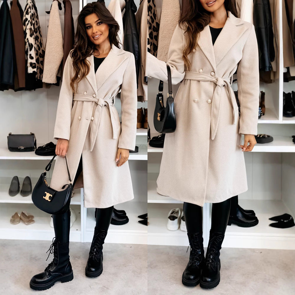 Women's trench coat with double-breasted buttons and a beautiful belt at the waist Chic und Stil