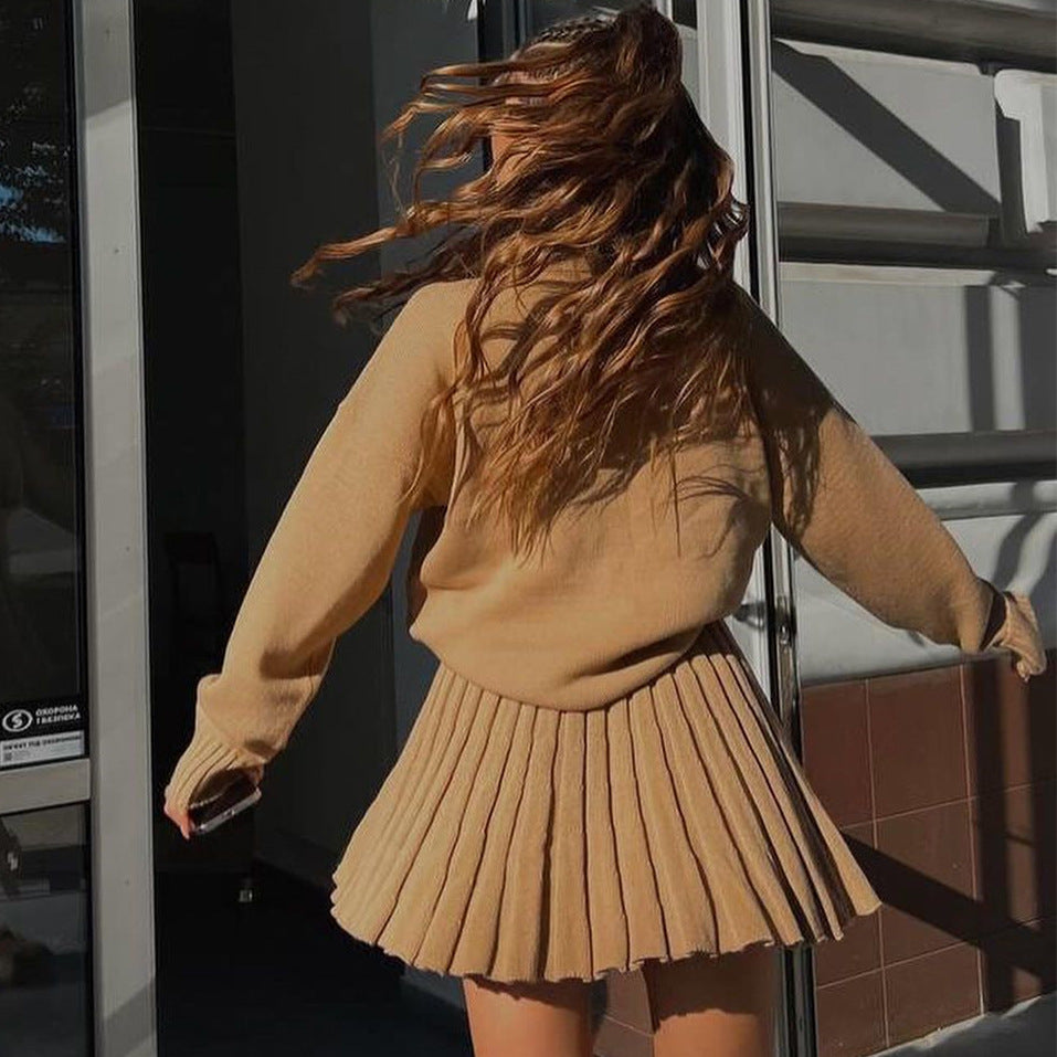 Pull en tricot pour femmes avec col haut et mini-jupe plissée Chic und Stil