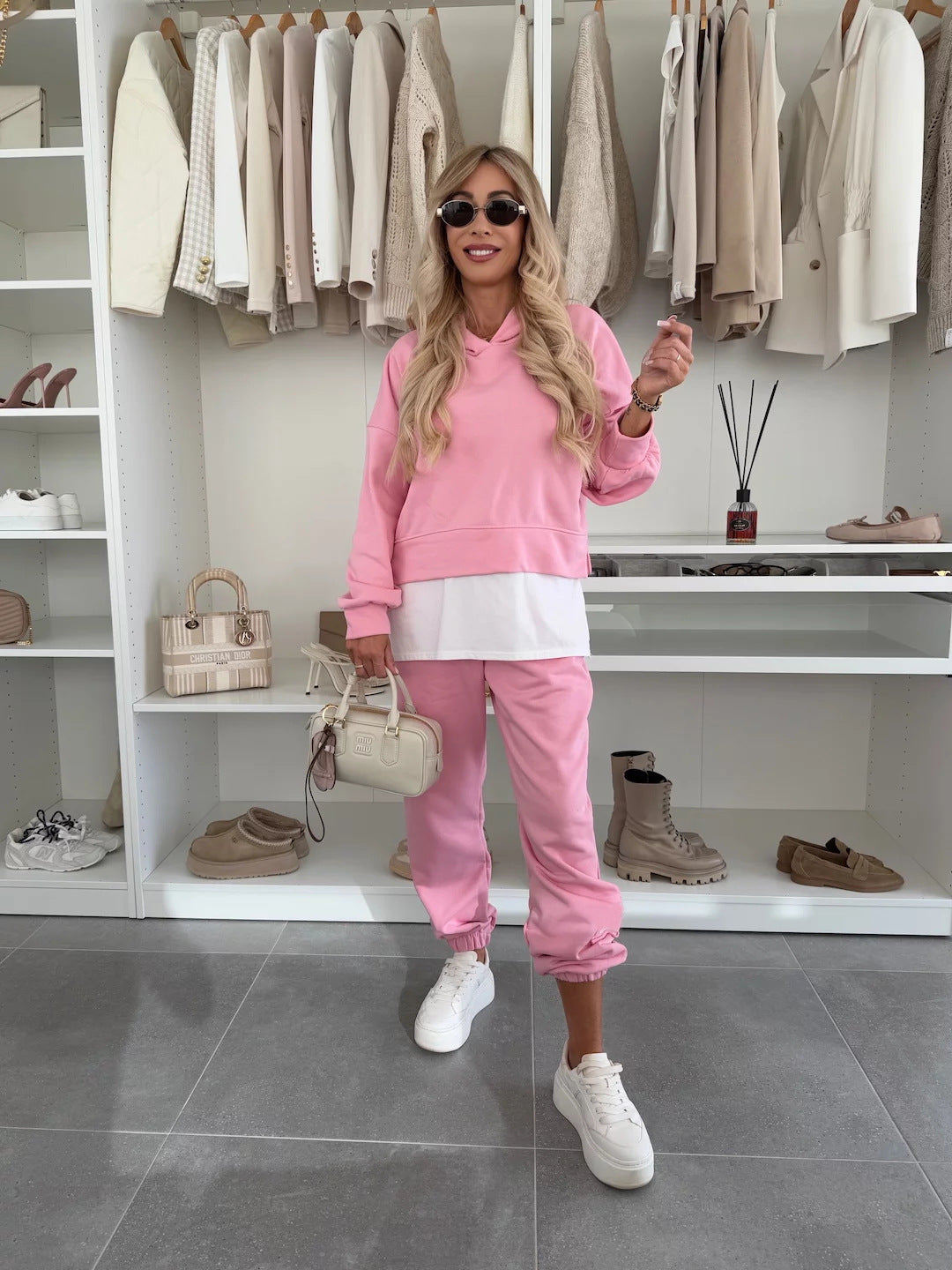 Casual women's jogger set with oversized hoodie, elastic waistband, and wide pants Chic und Stil