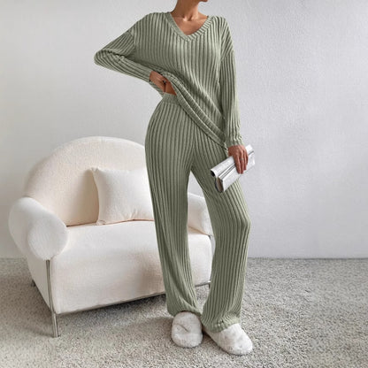 Comfortable knit set for women with V-neck and wide pants Chic and Style