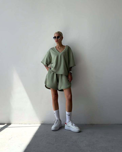Chic und Stil Women's Casual V Neck Set with Comfortable Shorts and Oversized Top