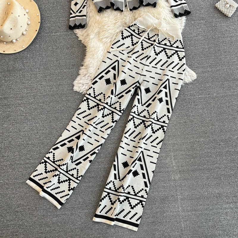 Costume en tricot tendance pour femmes avec des motifs géométriques Chic und Stil
