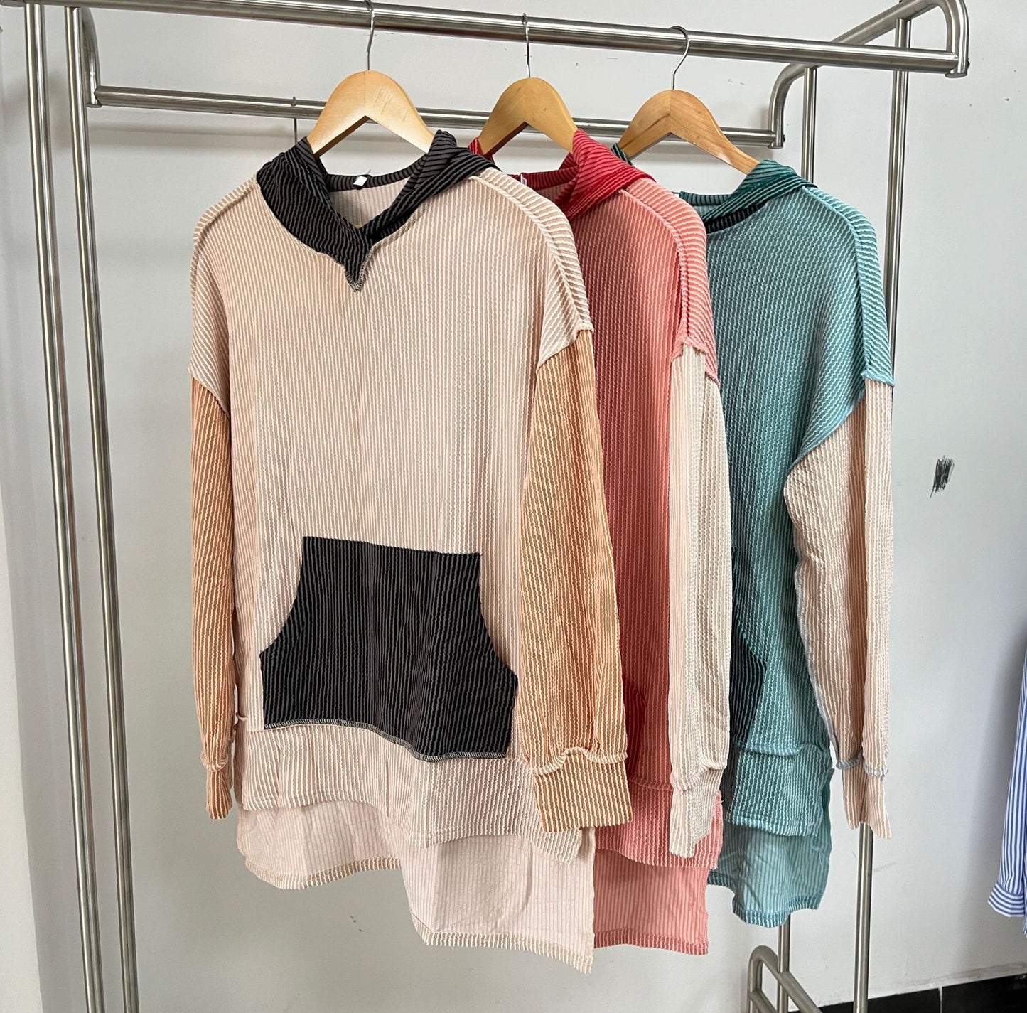 Pull long décontracté pour dames avec capuche et poche latérale Chic und Stil