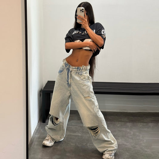 Pantalon cargo femmes avec une coupe décontractée et des détails de déchirure frappants Chic und Stil