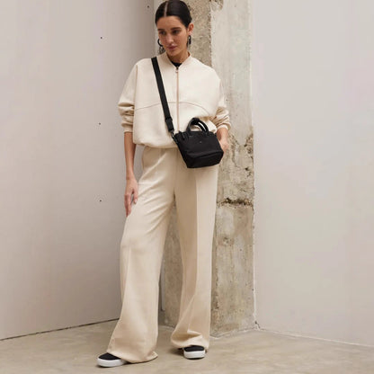 Costume de détente décontracté pour dames avec des détails de couture décoratifs et une fermeture éclair intégrale Chic und Stil