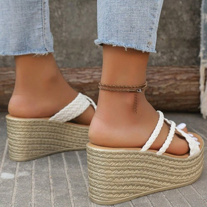 Chaussons à plateforme pour femmes avec design de sangle tressée et semelle antidérapante Chic und Stil